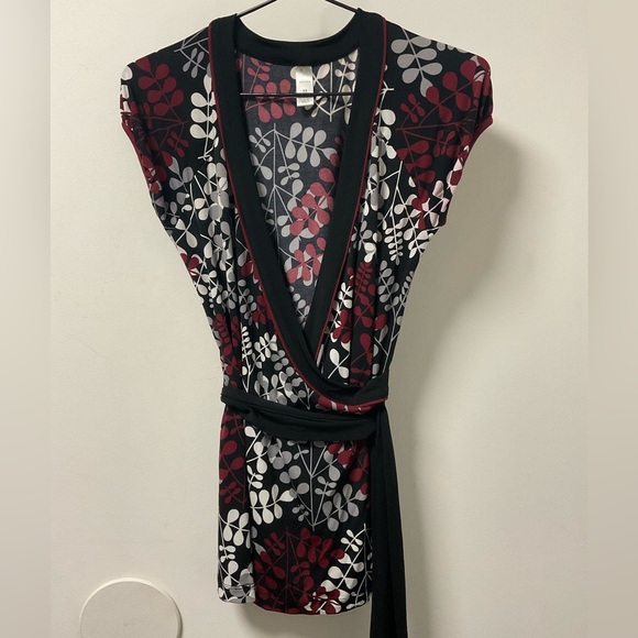 Merona Tops - Pretty Merona Cranberry Grey & White Leaf Design On Black Cool Comfort Top!